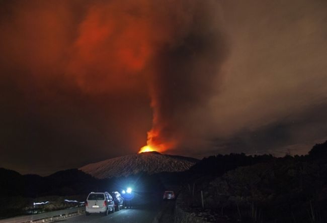 Aktivity sopky Etna opakovane narušili leteckú dopravu