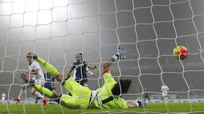 Video: Inter Miláno porazil Janov, AS Rím remizoval v Turíne