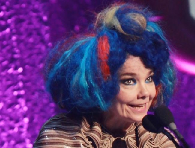 Björk zverejnila video k piesni Mouth Mantra