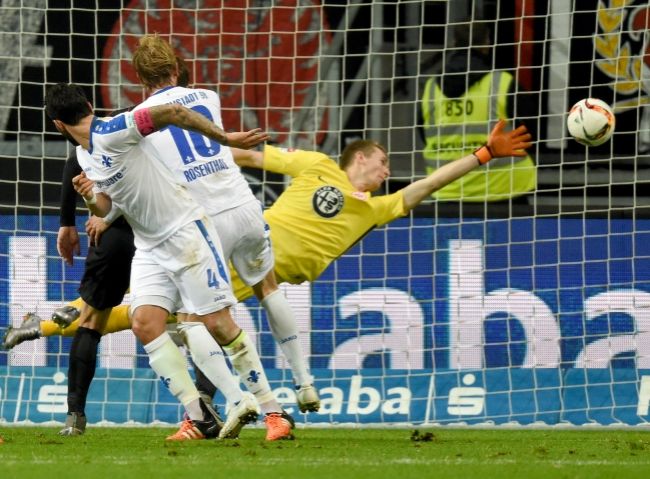 Stuttgart remizoval s Brémami, Darmstadt uspel vo Frankfurte