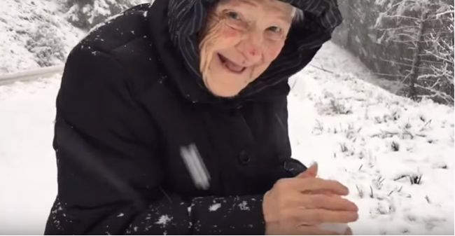 Video: Zo snehu sa raduje aj 101-ročná žena