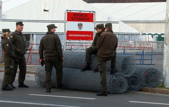 Rakúšania začali s výstavbou plota na slovinských hraniciach