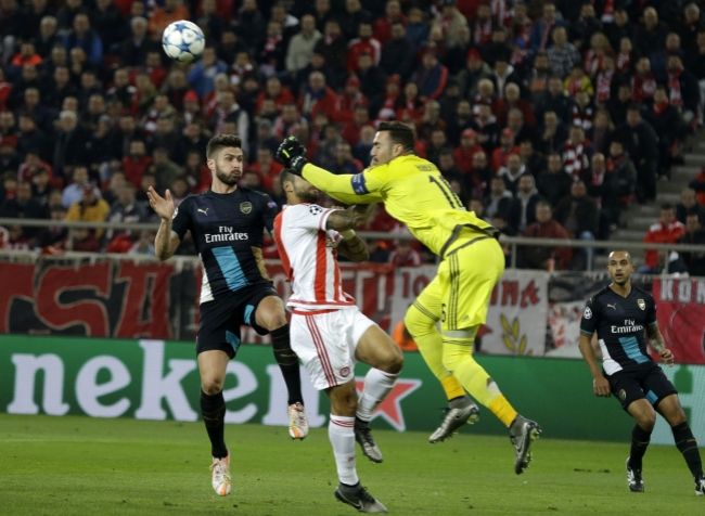 Giroud hetrikom vystrelil Arsenalu postup, ďalej i Chelsea