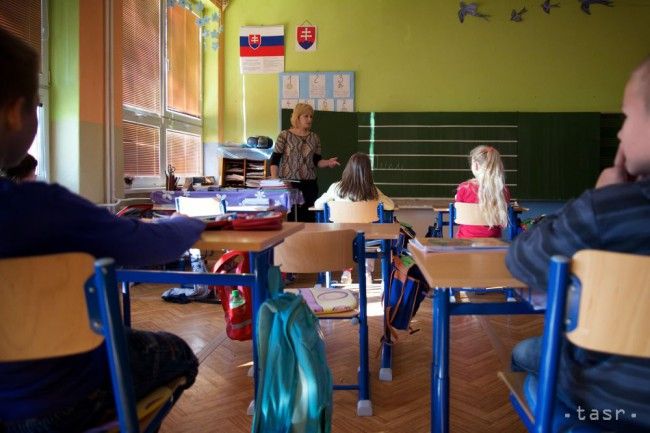 PRIESKUM: Slovenskí učitelia zarábajú priemerne o 26 % menej než českí