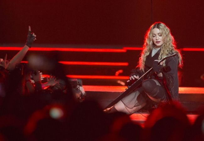 Video: Madonna odohrala krátky koncert na námestí v Paríži