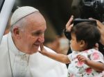 Pápež vyzval ľudí, aby napriek ťažkým časom neboli smutní