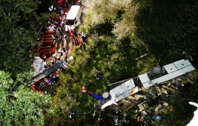 Pri havárii autobusu zahynulo najmenej 41 policajtov