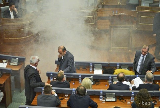 Kosovská opozícia opäť použila v parlamente slzotvorný plyn