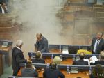 Kosovská opozícia opäť použila v parlamente slzotvorný plyn