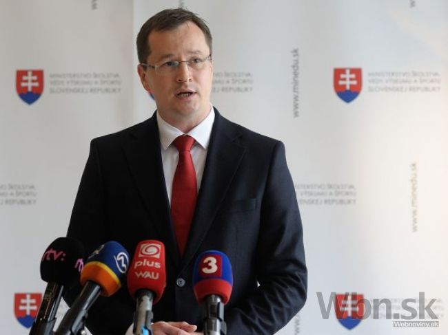 Vysokej škole v Sládkovičove pozastavil minister akreditáciu