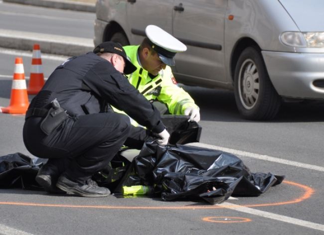 Chodca zachytilo auto, zraneniam na mieste podľahol