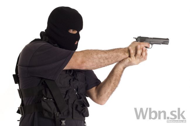 Ozbrojený muž vylúpil banku v bratislavskej Petržalke