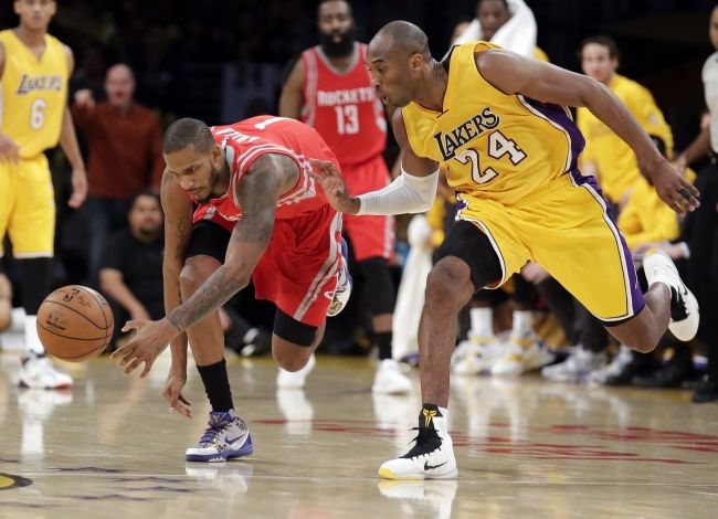 Bryantov smeč postavil Staples Center na nohy