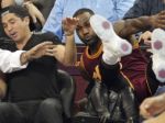 LeBron spadol a poranil ženu golfovej hviezdy