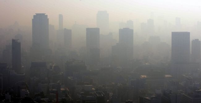 Peking pre smog opäť vyhlásil najvyšší stupeň pohotovosti