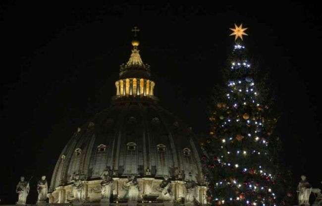 Vo Vatikáne rozsvietili vianočný strom a jasličky