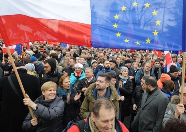 V Poľsku protestovali proti krokom vlády tisíce ľudí