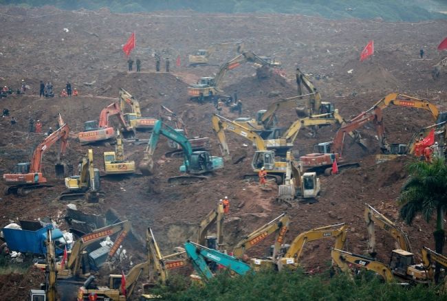 Zosuv zničil priemyselný park v Číne, pochoval desiatky ľudí