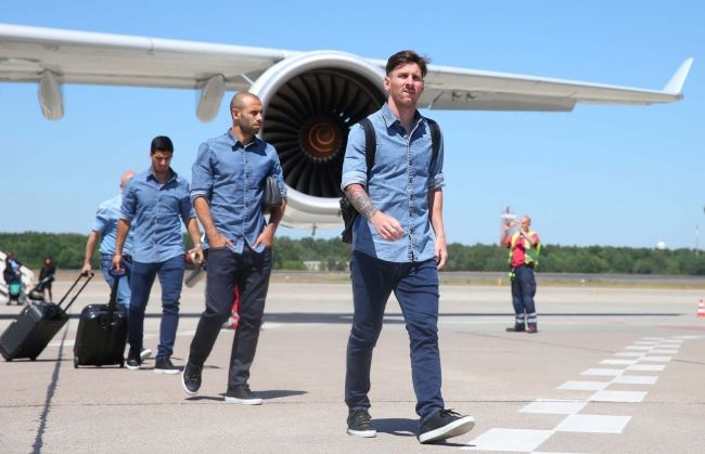 Lionela Messiho na letisku napadli fanúšikovia River Plate