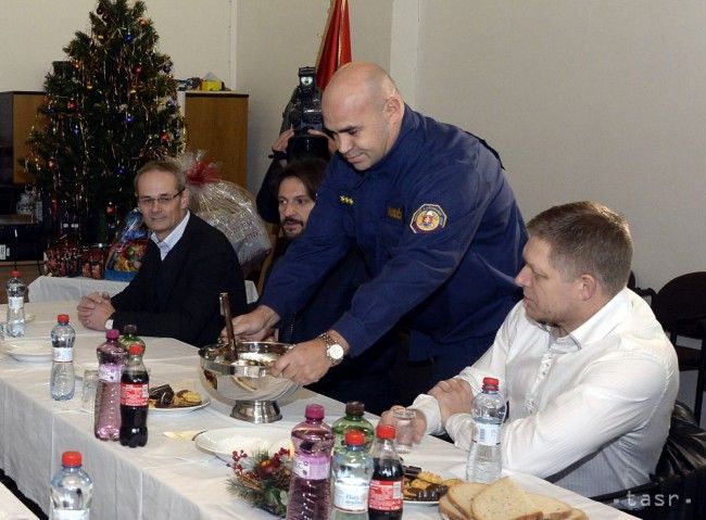 Premiér si dal kapustnicu s malackými hasičmi slúžiacimi na Štedrý deň