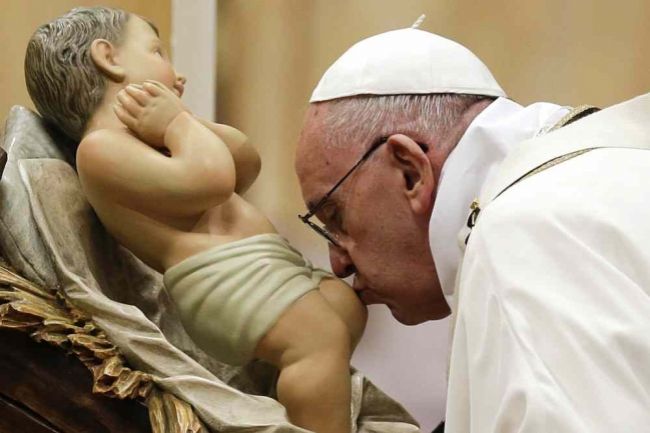 Pápež na polnočnej omši skritizoval konzumný spôsob života
