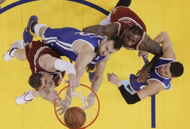 Video: Defenzívny súboj finalistov NBA vyhralo Golden State
