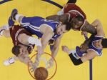Video: Defenzívny súboj finalistov NBA vyhralo Golden State