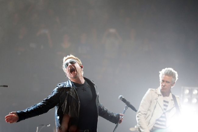 Video: Bono vystúpil na Štedrý deň na ulici v Dubline