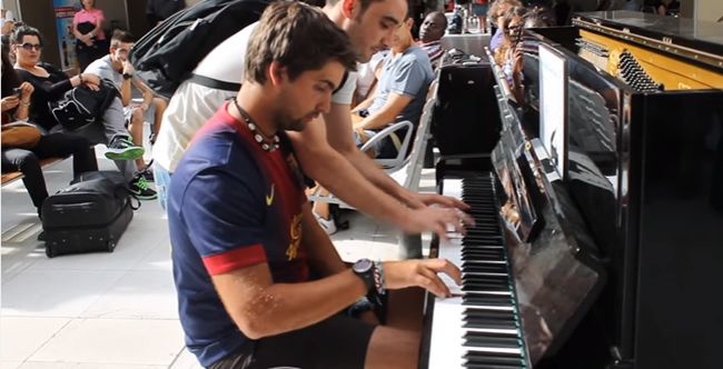 Video: Improvizácia na verejnom klavíri