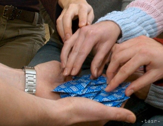 Muž v Nemecku skúsil vykradnúť automat na kondómy, stálo ho to život