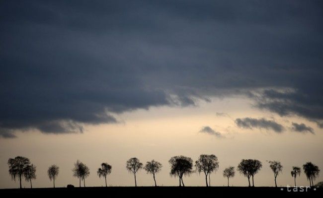 Oblačnosť počas dňa ubudne, ojedinele sa vyskytnú hmla a slabé zrážky