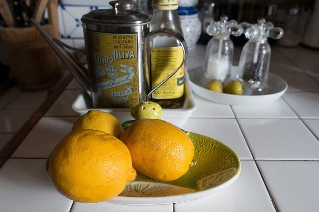Silný nápoj na očistu pečene s olivovým olejom a citrónovou šťavou