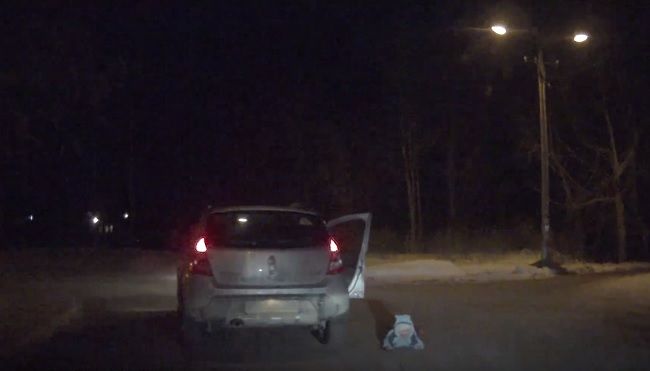 Video: Dieťa vypadlo z idúceho auta