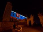 Bratislavský hrad vysvietili farbami štátnej vlajky