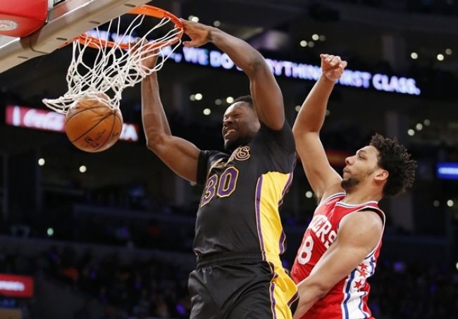 Video: Jednooký hral so slepým, Lakers zdolali Philadelphiu