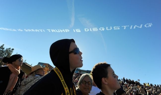 Lietadlá vytvorili na oblohe odkazy pre Donalda Trumpa