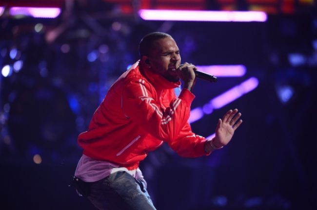 Chris Brown čelí obvineniu z napadnutia a krádeže