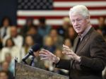 Bill Clinton sa vydal na turné, aby podporil kampaň manželky