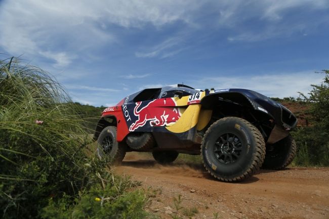Loeb sa nestratil ani na Rely Dakar, predbehol aj legendu