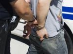 Polícia zatkla mladíka, ktorý sa odfotil s obeťou lúpeže