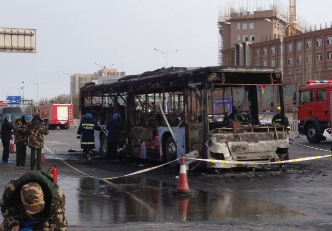 Muž podpálil autobus, zahynulo 17 ľudí