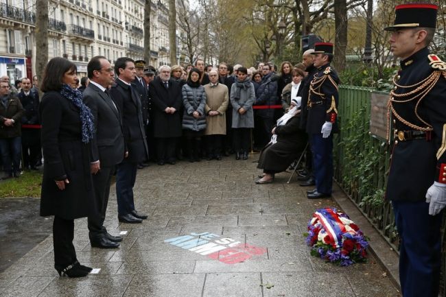 Odhalili tabuľu pri Charlie Hebdo, v mene obete je chyba