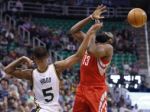 Video: Hviezde NBA svietil laserom do oka, dostal dištanc