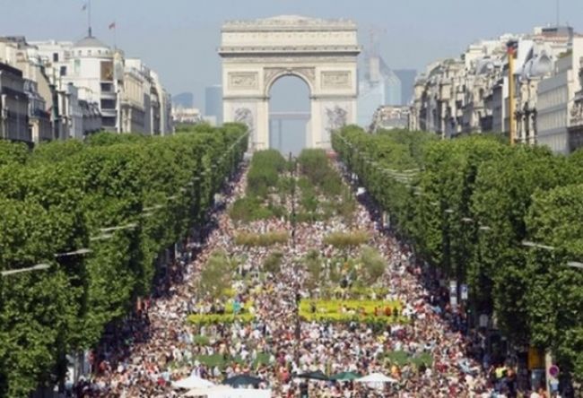 Champs-Élysées bude jednu nedeľu v mesiaci pešou zónou