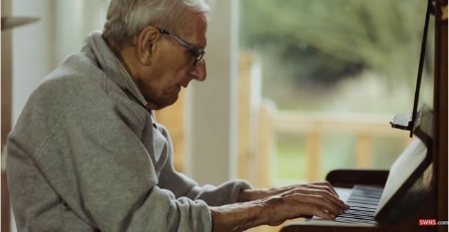 Video: 90-ročnému hudobníkovi sa splní jeho sen