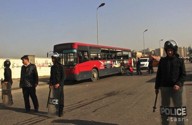Strelci spustili pri hoteli v Káhire paľbu na autobus s turistami