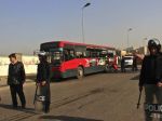 Strelci spustili pri hoteli v Káhire paľbu na autobus s turistami