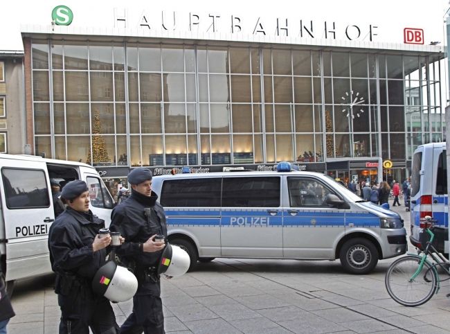 Nemecká polícia už má 16 podozrivých z útokov na ženy