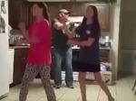 Video: Tancujúci otec zabáva celý internet