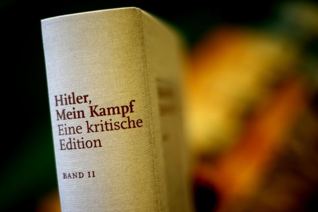 Na pulty nemeckých kníhkupectiev dorazil Hitlerov Mein Kampf